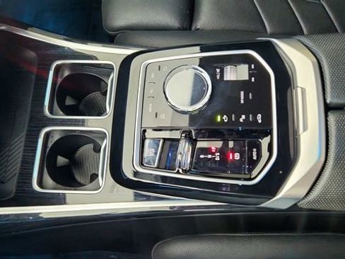 Used 2024 BMW 740i xDrive w/ Premium Package image 57