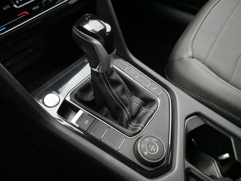 Certified 2025 Volkswagen Taos SE AWD/4WD image 24