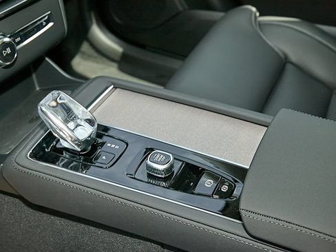 New 2026 Volvo XC90 T8 Ultra w/ Protection Package Premier AWD/4WD image 18