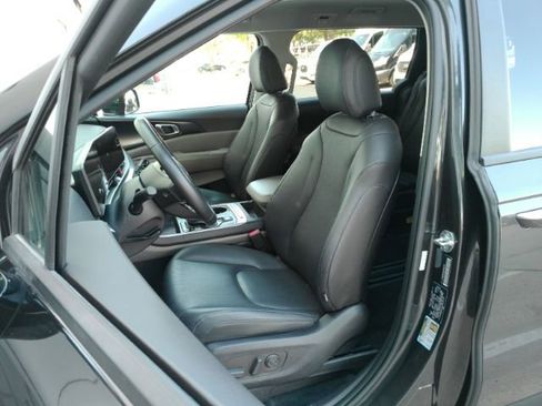 Used 2025 Kia Carnival FWD image 14