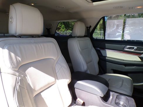 Used 2018 Ford Explorer Platinum AWD/4WD image 17