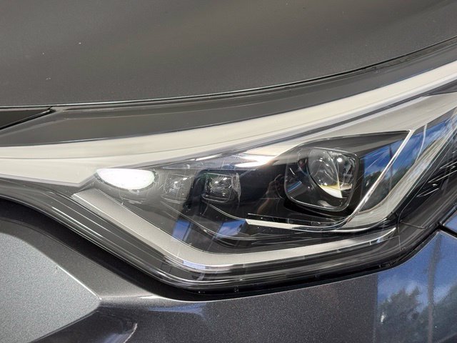 Used 2022 Toyota C-HR Limited FWD image 12