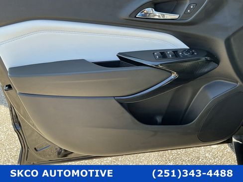 Used 2025 Chevrolet Trax LT w/ LT Convenience Package image 12