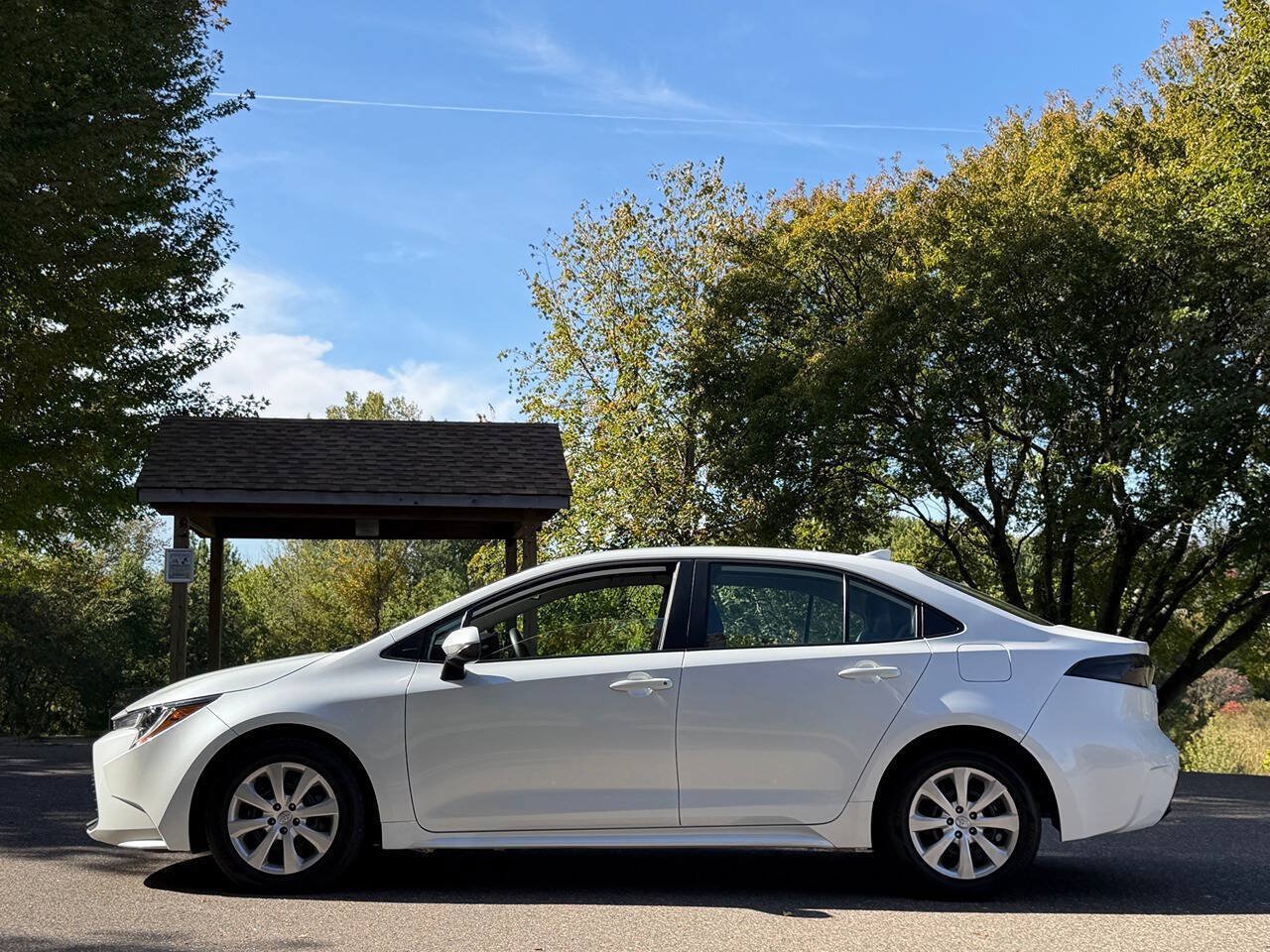 Used 2025 Toyota Corolla LE FWD image 2