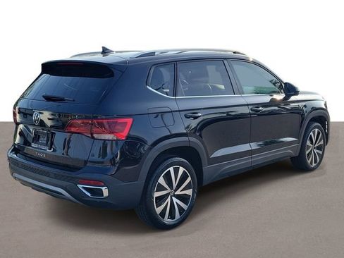 Used 2022 Volkswagen Taos SE FWD image 4