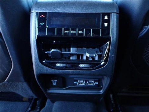 Used 2024 Jeep Grand Cherokee L Laredo image 9