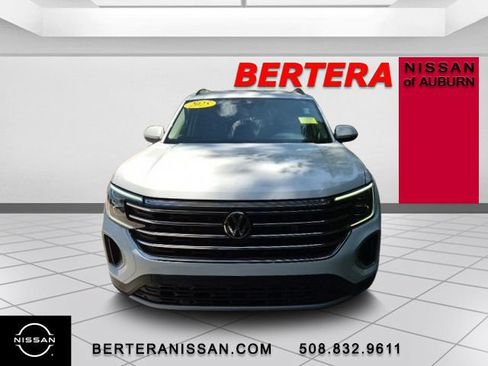 Used 2025 Volkswagen Atlas SE AWD/4WD image 3