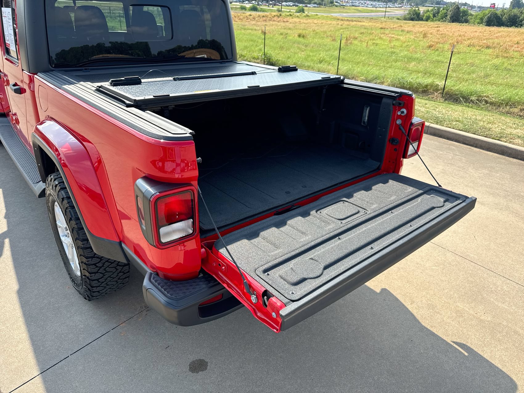 Used 2023 Jeep Gladiator Sport AWD/4WD image 20
