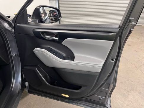 Used 2022 Toyota Highlander XLE image 11