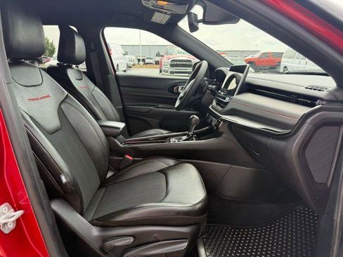 Used 2025 Jeep Compass Trailhawk image 3