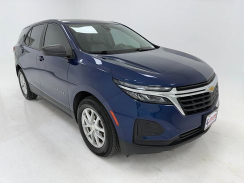 Used 2022 Chevrolet Equinox LS w/ LS Convenience Package image 2