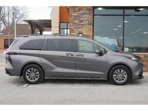 Used 2023 Toyota Sienna LE image 2