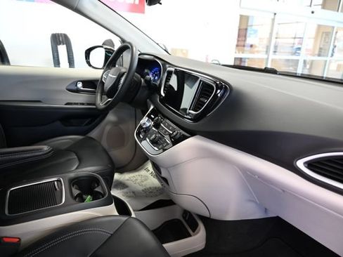 Used 2024 Chrysler Pacifica Touring-L FWD image 15