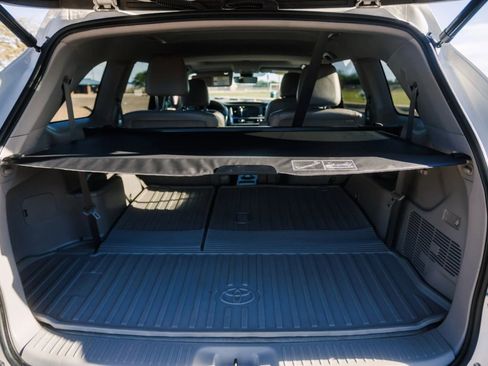 Used 2018 Toyota Highlander XLE w/ Carpet Mat Package (TMS) image 6