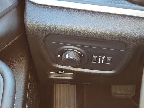 Used 2024 Jeep Grand Cherokee Laredo X image 12