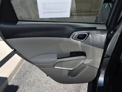 Used 2025 Kia Soul LX w/ LX Technology Package FWD image 21