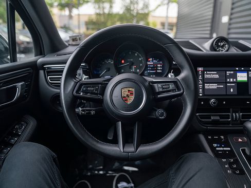 Certified 2023 Porsche Macan AWD/4WD image 6