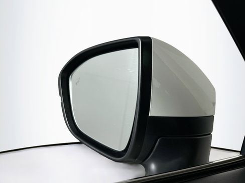 Used 2025 Nissan Pathfinder SV image 16