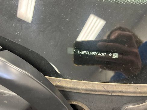 Used 2024 Buick Envision Avenir AWD/4WD image 2