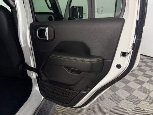 Used 2025 Jeep Wrangler Unlimited Sahara AWD/4WD image 31