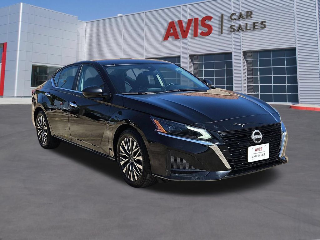 Used 2025 Nissan Altima 2.5 SV FWD image 3