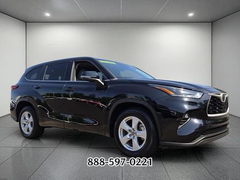 Used 2021 Toyota Highlander LE FWD image 7