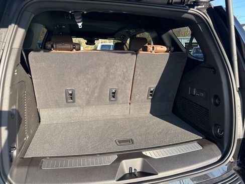 Used 2025 Chevrolet Tahoe High Country image 11