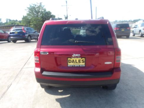 Used 2014 Jeep Patriot Latitude FWD image 12