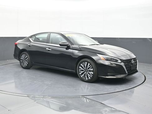 Used 2024 Nissan Altima 2.5 SV image 15