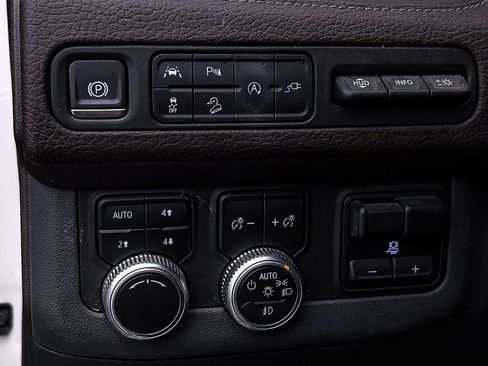 Used 2021 GMC Yukon XL Denali w/ Denali Premium Package image 4