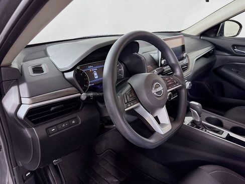 Used 2025 Nissan Altima 2.5 SV image 9