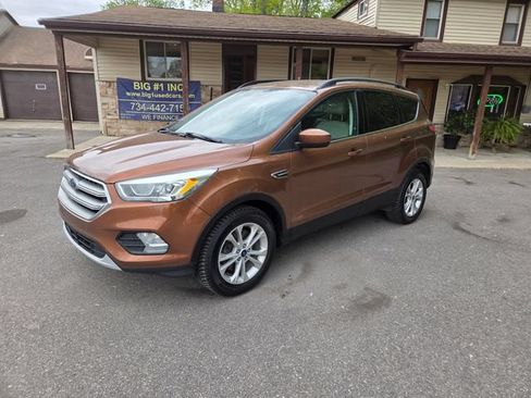 Used 2017 Ford Escape SE w/ SE Leather Comfort Package AWD/4WD image 2