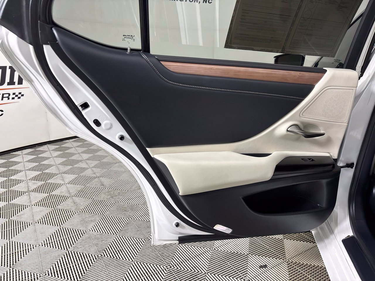Used 2025 Lexus ES 350 w/ Premium Package FWD image 25