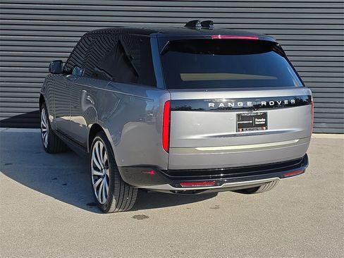 Used 2025 Land Rover Range Rover SE image 3