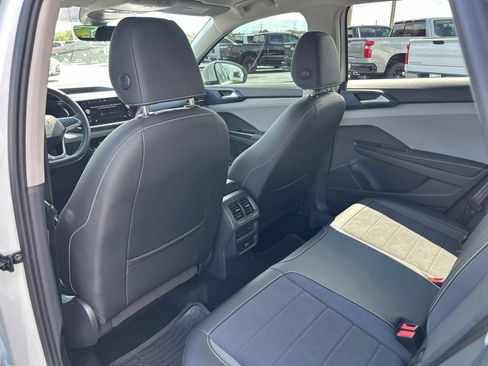 Used 2024 Volkswagen Taos SE w/ MDO Package FWD image 36