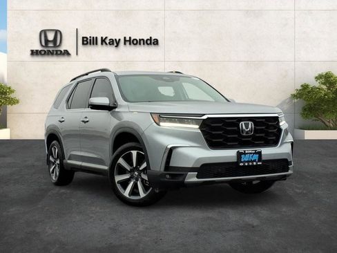 Used 2025 Honda Pilot Touring image 1