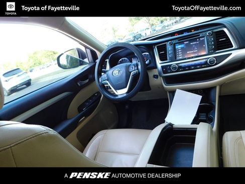 Used 2018 Toyota Highlander XLE AWD/4WD image 7