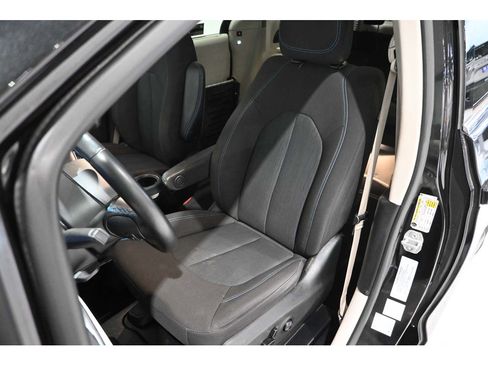 Used 2021 Chrysler Pacifica Touring w/ Cold Weather Group FWD image 14