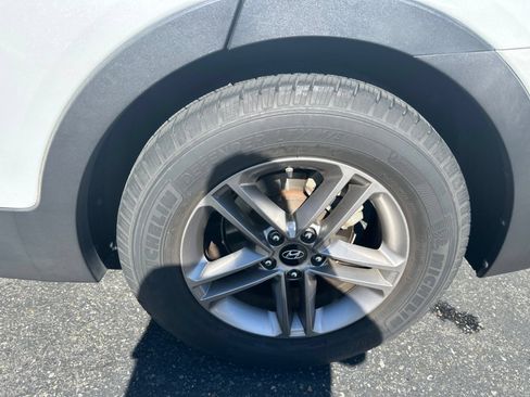 Used 2017 Hyundai Santa Fe Sport FWD image 4