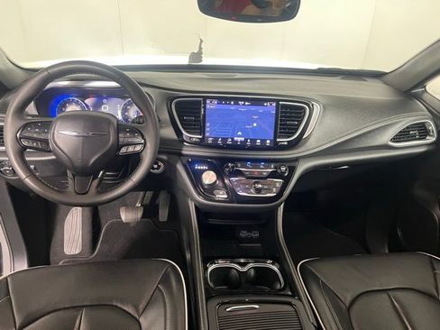 Certified 2025 Chrysler Pacifica Limited FWD image 30