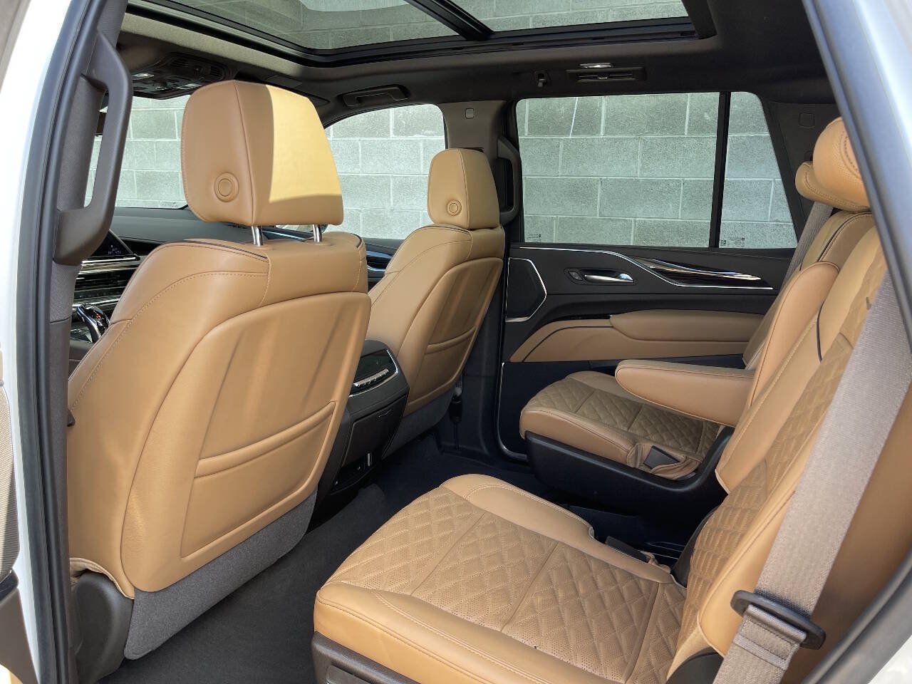 Used 2022 Cadillac Escalade Premium Luxury AWD/4WD image 17
