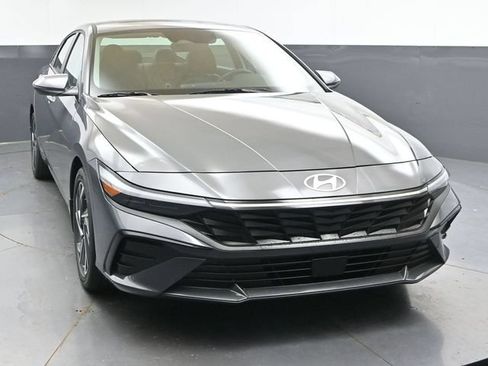 Used 2026 Hyundai Elantra Limited FWD image 8