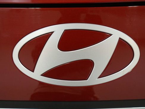 Certified 2025 Hyundai Elantra SE image 12