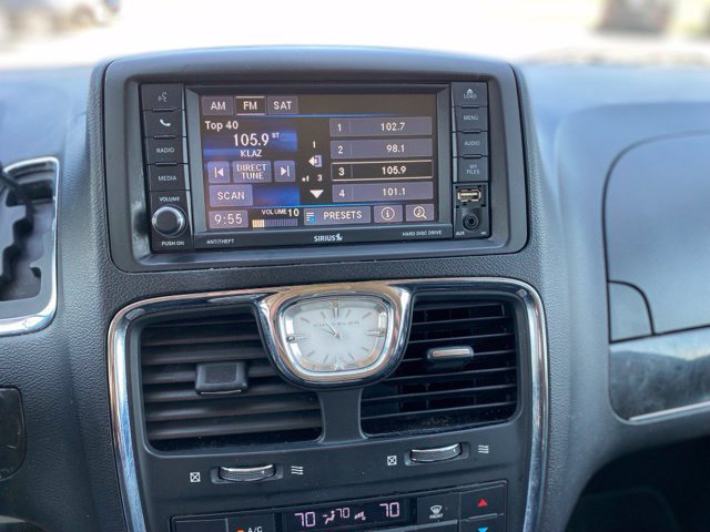 Used 2016 Chrysler Town & Country Touring FWD image 16