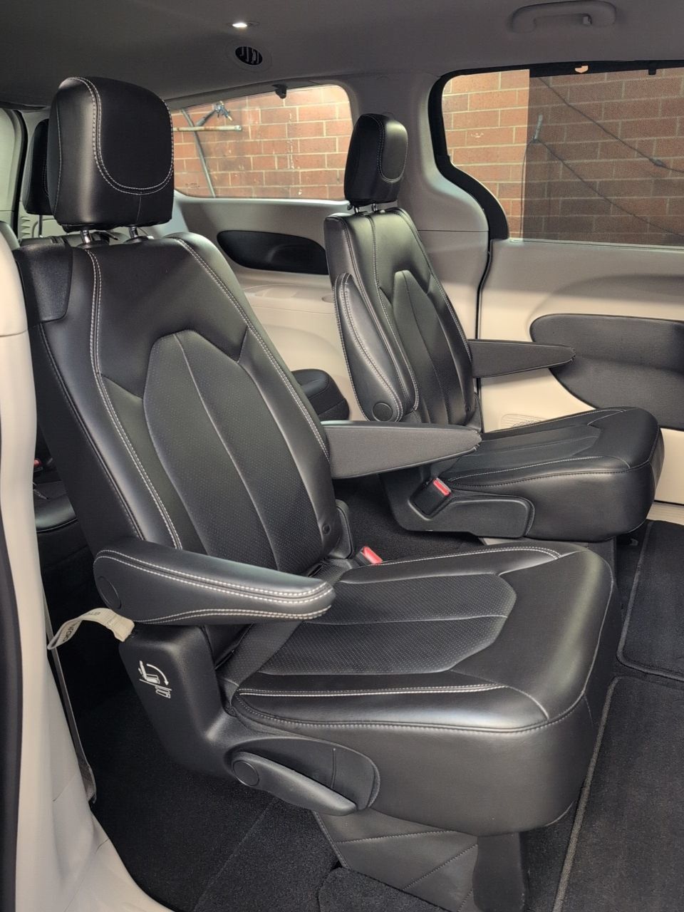 Used 2023 Chrysler Pacifica Touring-L FWD image 33