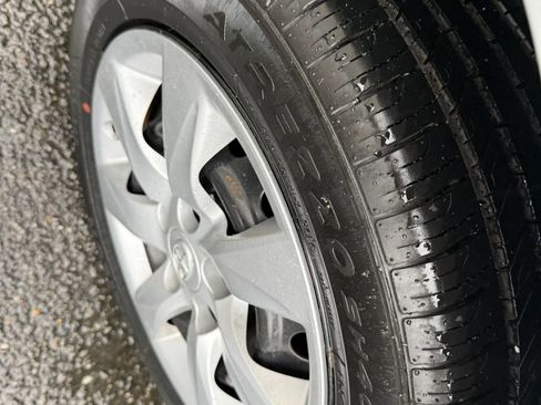 Used 2013 Toyota Matrix S FWD image 33