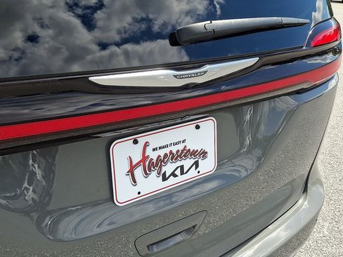 Used 2023 Chrysler Pacifica Touring-L FWD image 31