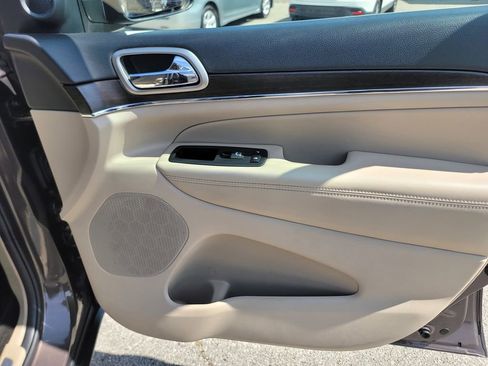 Used 2017 Jeep Grand Cherokee Limited image 25
