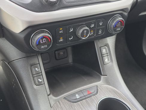 Used 2019 GMC Acadia SLT FWD image 18