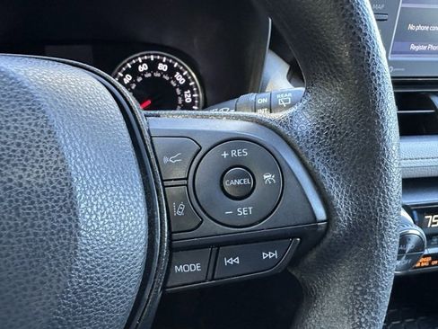 Used 2022 Toyota RAV4 XLE image 17